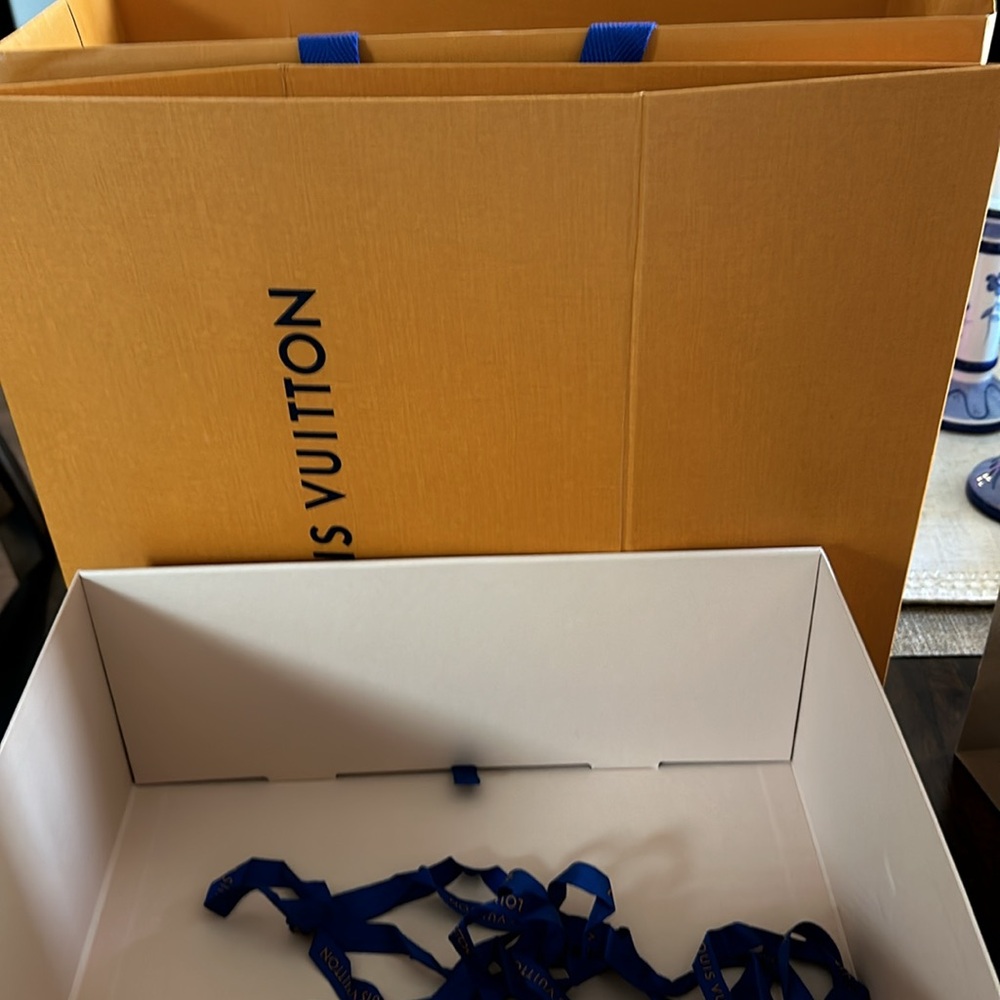 LOUIS VUITON BOX AND SHOPPING BAG - Picture 2 of 6